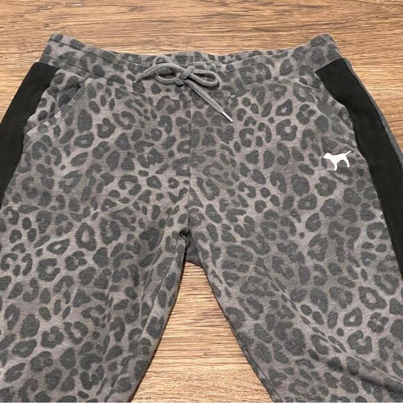 Victoria’s Secret Pink Leopard Thick Fleece Joggers Gray Black White Size Medium - Picture 3 of 14